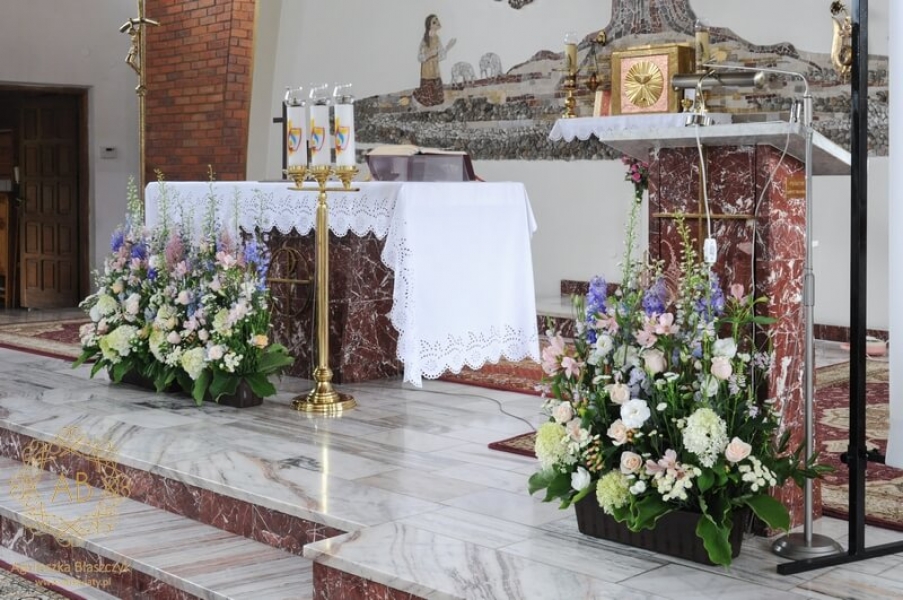 Dekoracja kościoła Matki Bożej Fatimskiej w Koninkach na ślub pastelowe naturalne delikatne kompozycje dekoracja ławek i krzeseł Pary Młodej Agnieszka Błaszczyk abkwiaty Kraków